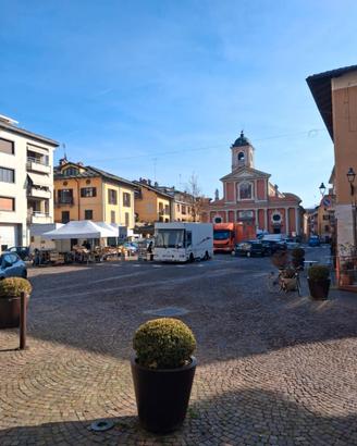 Ampio e luminoso locale