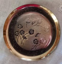 Piattino in ottone con decorazione floreale
