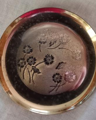 Piattino in ottone con decorazione floreale