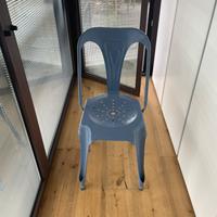 Sedia in metallo laccato opaco a mano blu avio