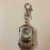 Portachiavi per auto con orologio analogico.