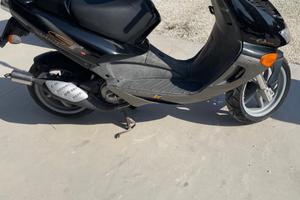 Scooter Aprilia SR50 Stealth nero