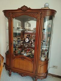 Vetrina classica in legno intagliato