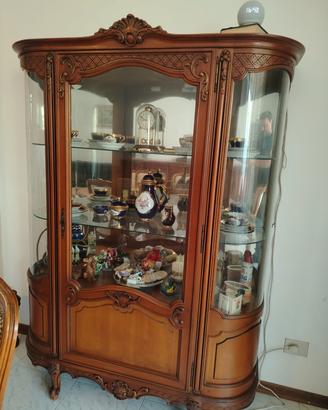 Vetrina classica in legno intagliato