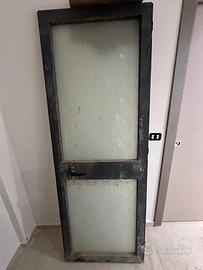 Porta in alluminio con serratura e vetro opaco