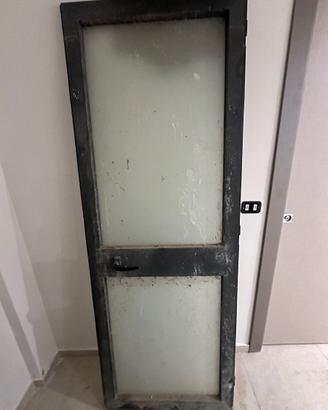 Porta in alluminio con serratura e vetro opaco