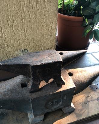 2 incudini e sgabello sostegno + inc. battifalce
