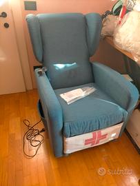poltrona con telecomando dispositivo sanitario 