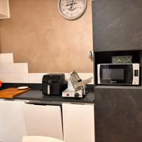 cucina con elettrodomestici