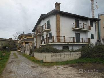 Casa indipendente di 220 m² con più di 5 locali a 