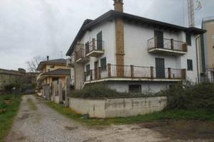 Casa indipendente di 220 m² con più di 5 locali a 