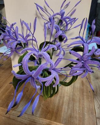 composizione di fiori fatti a mano