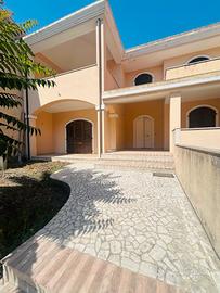 Villa con taverna e box auto