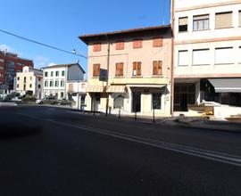 NEGOZIO A LATISANA