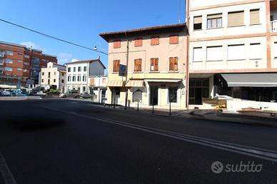 NEGOZIO A LATISANA