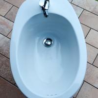 Bidet distanziato dal muro, con rubinetteria