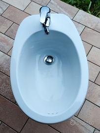Bidet distanziato dal muro, con rubinetteria