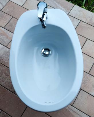 Bidet distanziato dal muro, con rubinetteria