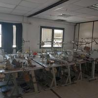 Lotto 13 macchine da cucire industriali con tavoli