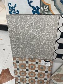 Piastrella effetto graniglia grigio