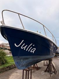 Gozzo cabinato in vetroresina con motore entrobord