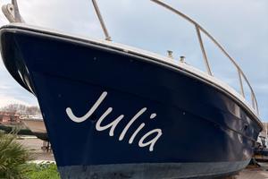 Gozzo cabinato in vetroresina con motore entrobord