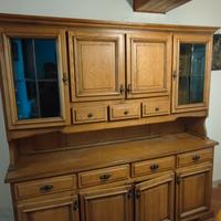 credenza  tavolo e sedie 