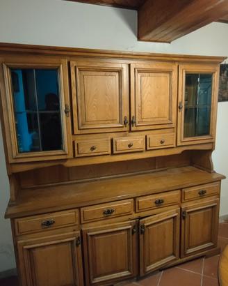 credenza  tavolo e sedie 