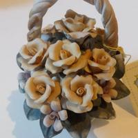 Soprammobile cesto di roselline in porcellana