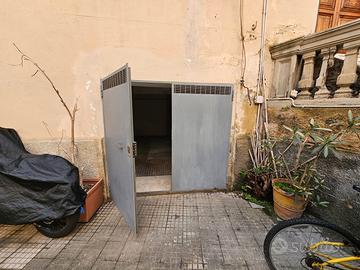 Via Romagnosi, ampio locale deposito