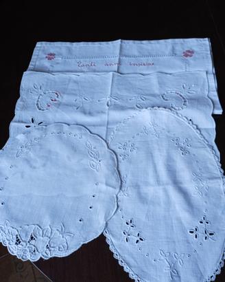 4 centrini ricamati a mano vintage 