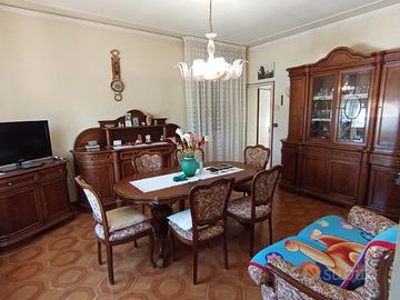 Mobili in legno ciliegio di un soggiorno