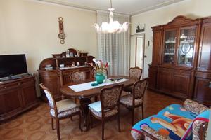 Mobili in legno ciliegio di un soggiorno