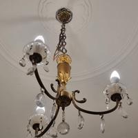 Lampadario in ottone e gocce di cristallo