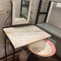 Toilette antica con catino e brocca