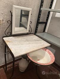 Toilette antica con catino e brocca