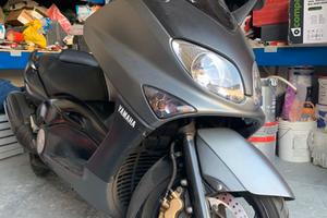 moto YAMAHA - TMAX . Perfetta.
