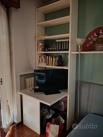 scrivania con libreria 