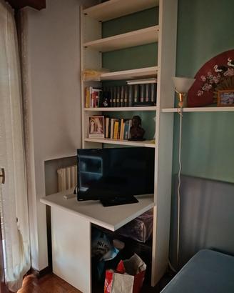 scrivania con libreria 