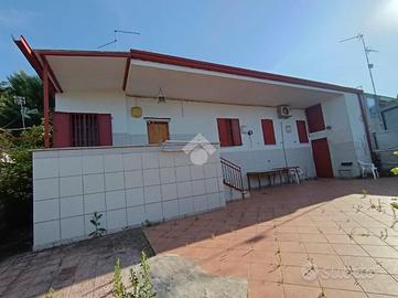 VILLA A SCHIERA A CASSANO DELLE MURGE