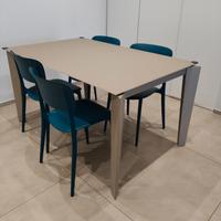 Tavolo Bontempi con sedie Calligaris