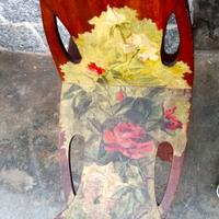 Vecchio porta riviste in legno dipinto a mano.