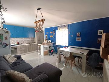 Casa con balcone terrazzato