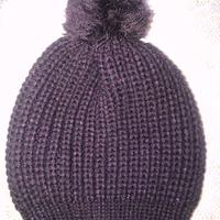 Cappello viola con pompon