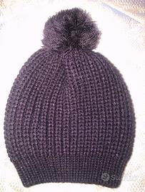 Cappello viola con pompon