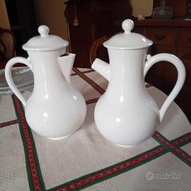 Caffettiera e teiera in porcellana.