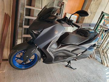 Moto xmax 300