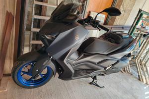 Moto xmax 300