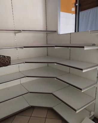 ARREDAMENTO PER NEGOZIO