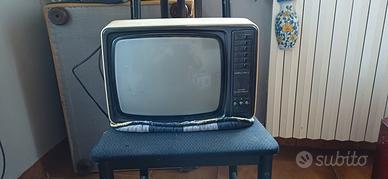 Antico tv grundig portatile anni '70